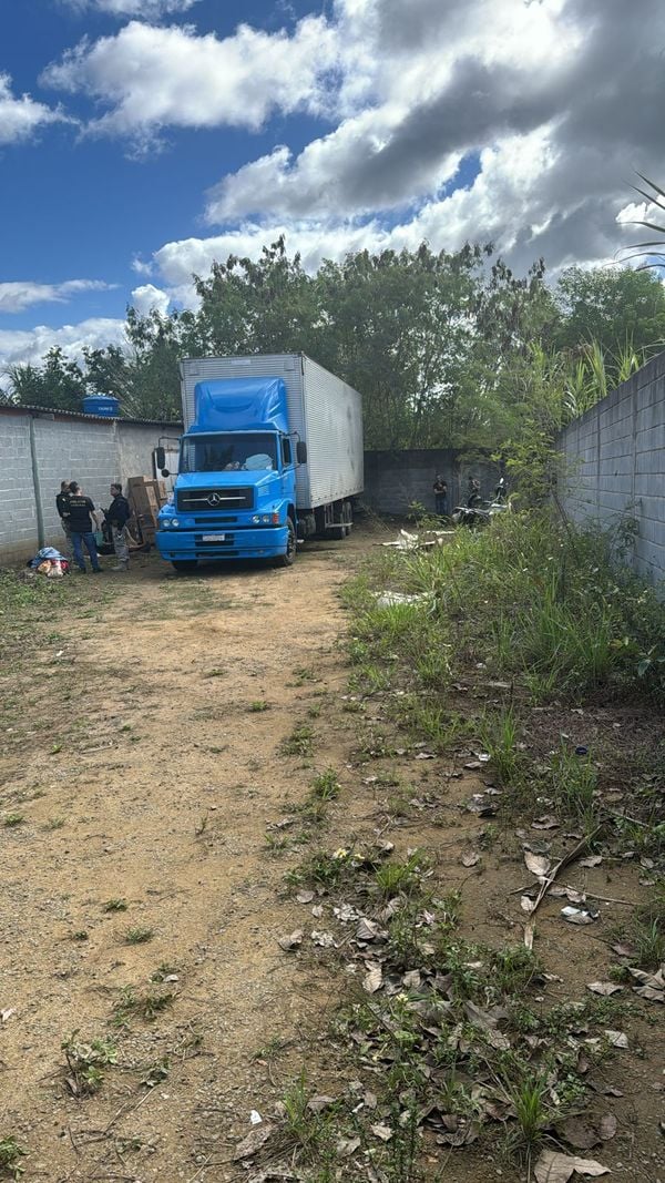 Seis pessoas são presas em flagrante e mais de 4 milhões de cigarros contrabandeados do Paraguai são apreendidos em operação por Divulgação | Polícia Federal