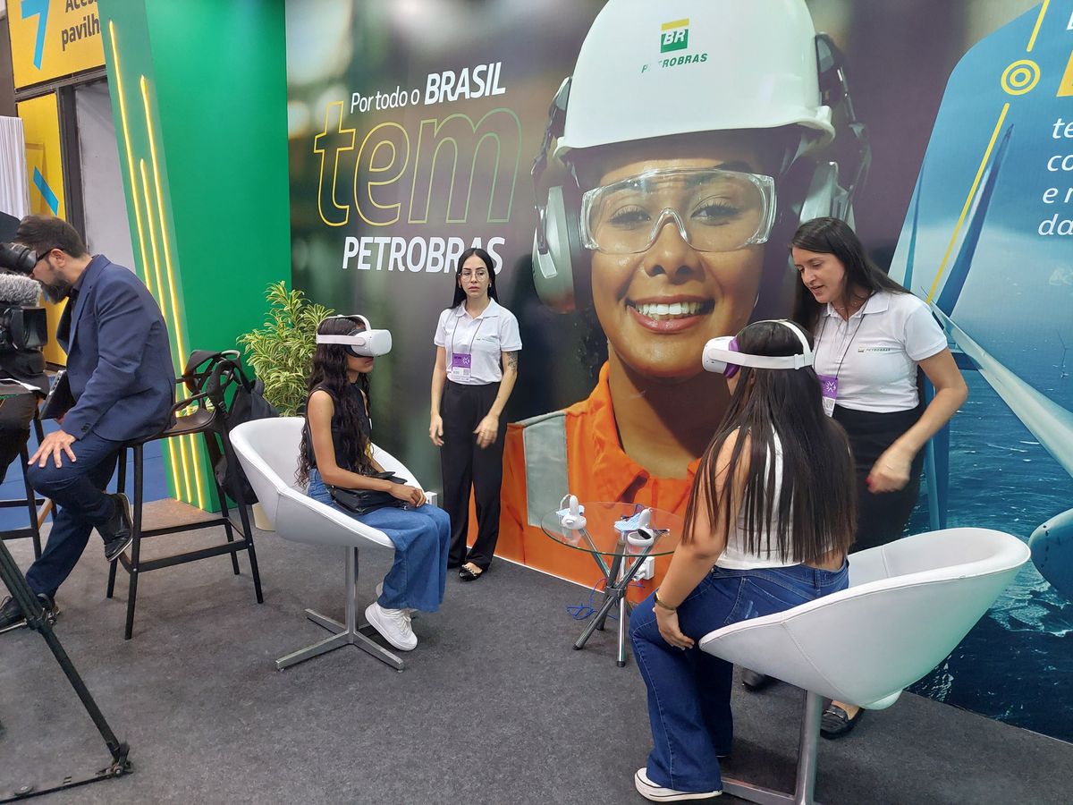 Visita virtual a uma plataforma de petróleo no estande da Petrobras por Leticia Orlandi