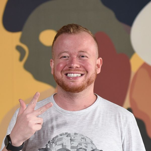 Bruninho Andrade, locutor da Litoral FM e creator do Estúdio Gazeta