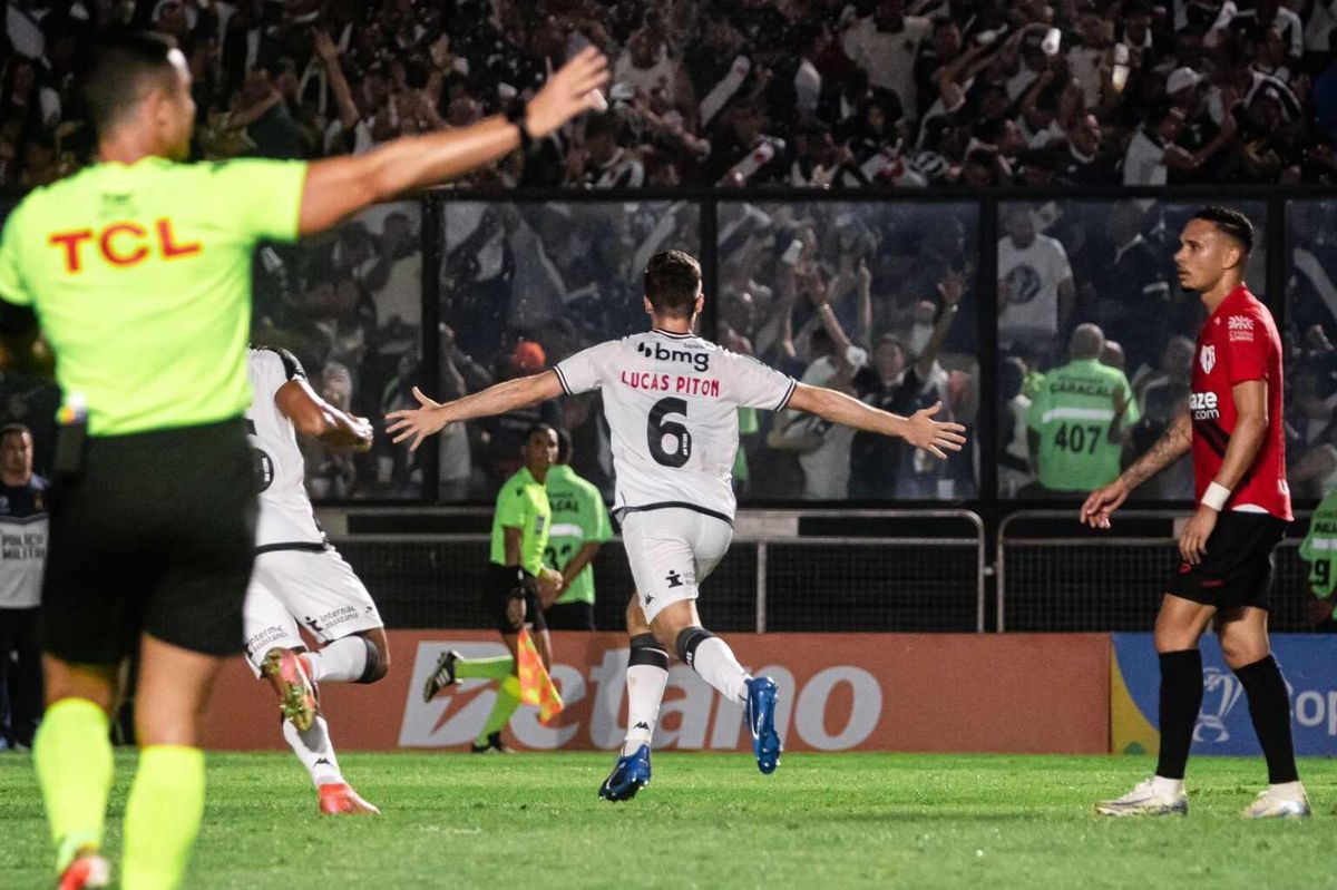 Lucas Piton comemora gol em São Januário