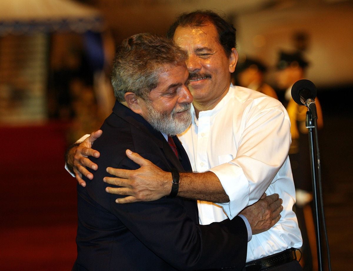 O presidente Luiz Inácio Lula da Silva é cumprimentado pelo colega Daniel Ortega, presidente da Nicarágua, no aeroporto Augusto C. Sandino, em Manágua. (Nicarágua, Manágua. 07.08.2007.
