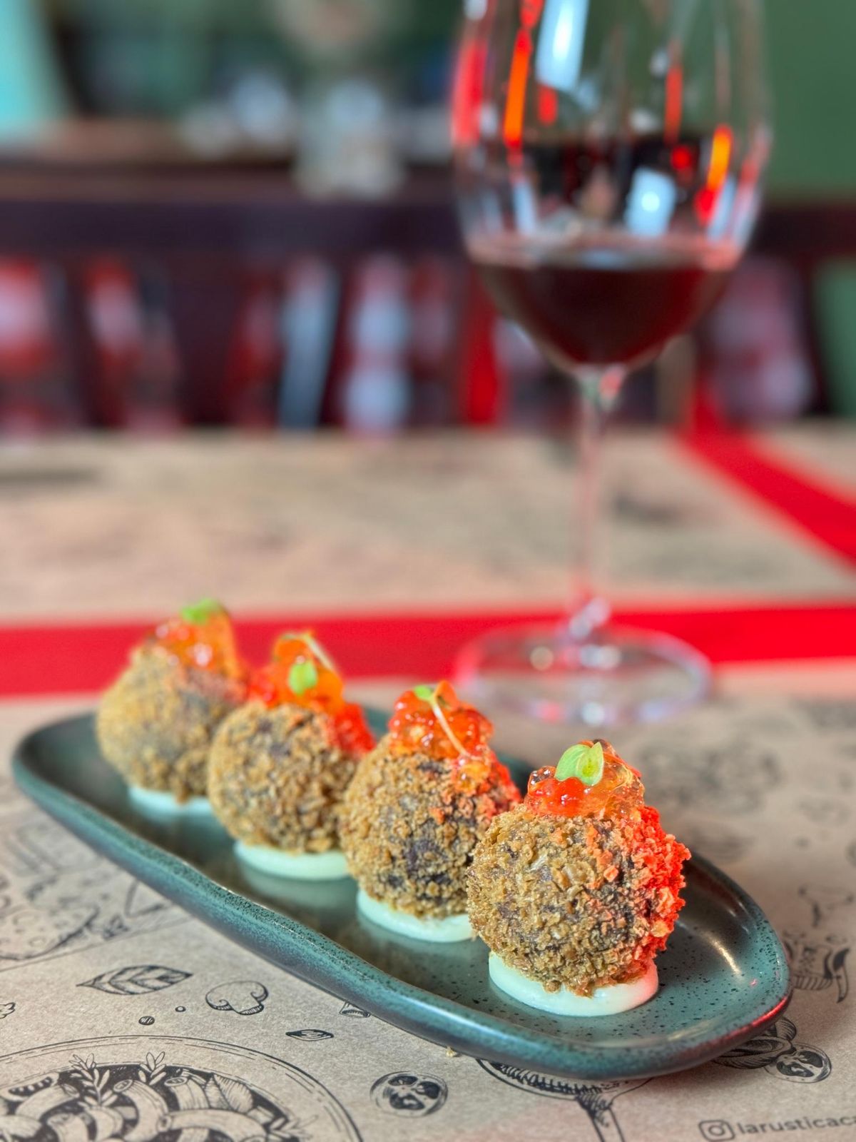 Arancini de carne de panela (R$ 55*/4 unidades)  por La Rústica/Divulgação