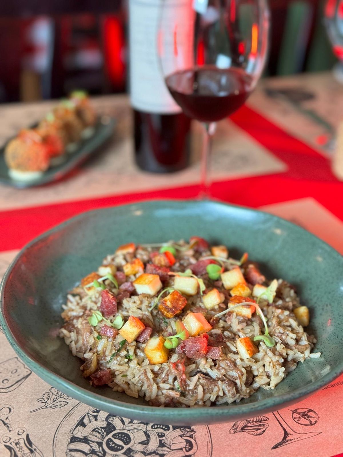 Ode ao Nordeste - arroz com ragu de carne na cerveja preta (R$ 79*/individual) por La Rústica/Divulgação