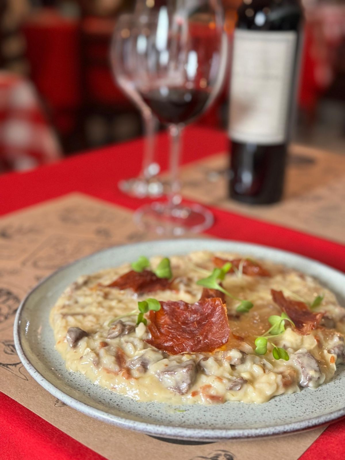 Risoto de queijo brie com presunto de Parma crocante e filé (R$ 85*/individual) por La Rústica/Divulgação