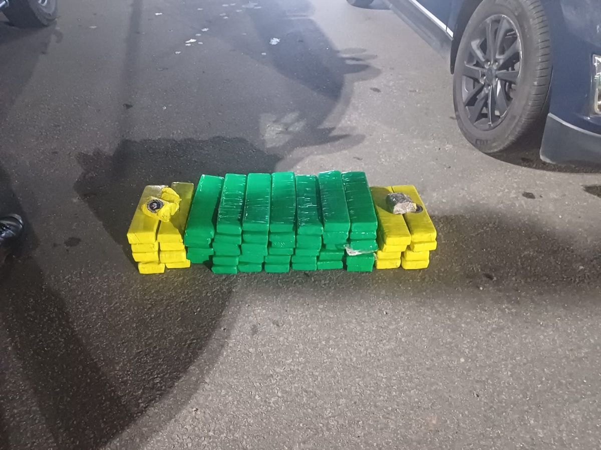 PM intercepta veículo e apreende 50 quilos de maconha em Viana