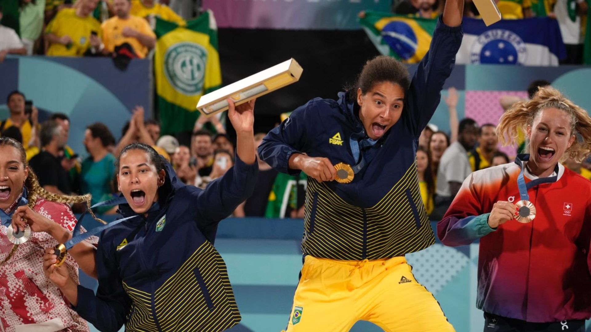 Ana Patrícia e Duda foram campeãs olímpicas no vôlei de praia sobre a dupla do Canadá nos Jogos de Paris