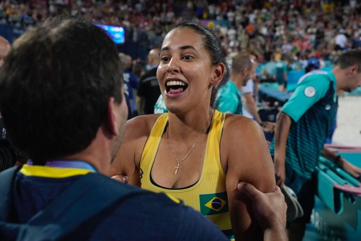 Ana Patrícia e Duda foram campeãs olímpicas no vôlei de praia sobre a dupla do Canadá nos Jogos de Paris por Vitor Jubini