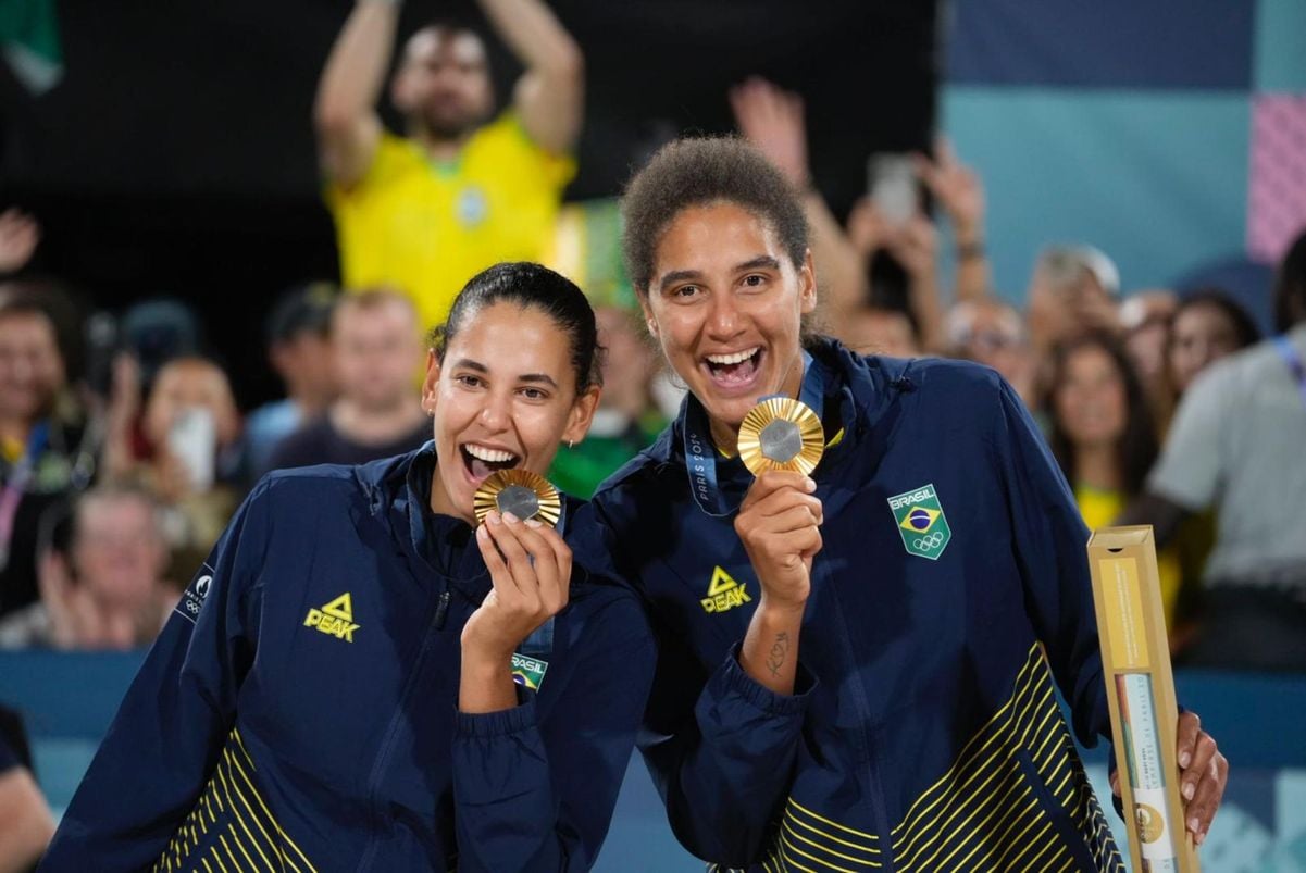 Ana Patrícia e Duda foram campeãs olímpicas no vôlei de praia sobre a dupla do Canadá nos Jogos de Paris por Vitor Jubini