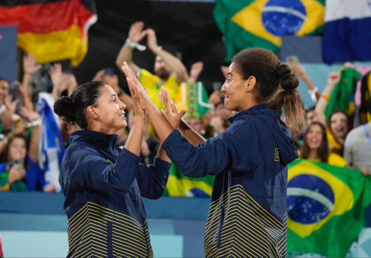 Ana Patrícia e Duda foram campeãs olímpicas no vôlei de praia sobre a dupla do Canadá nos Jogos de Paris por Vitor Jubini