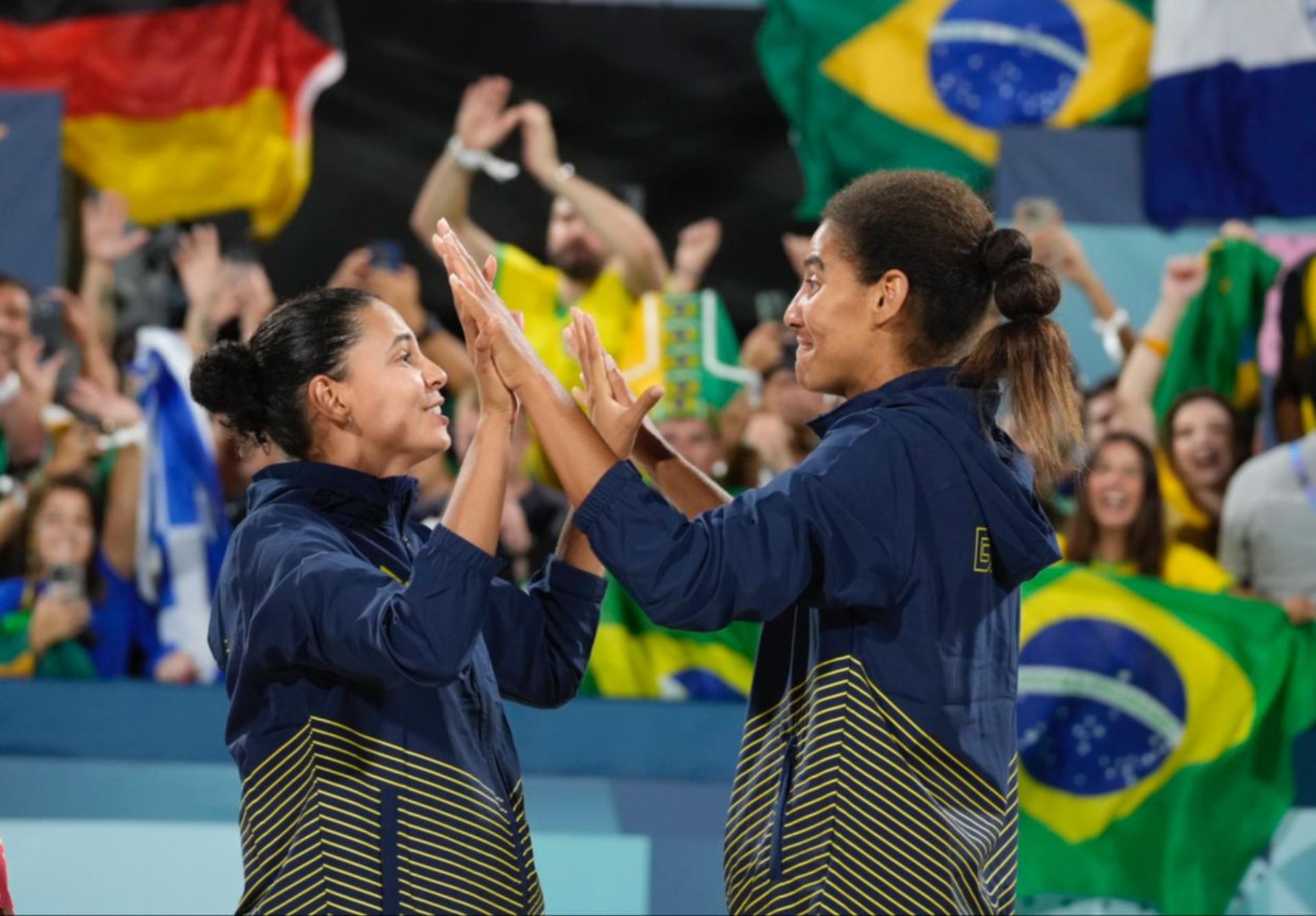 Ana Patrícia e Duda foram campeãs olímpicas no vôlei de praia sobre a dupla do Canadá nos Jogos de Paris