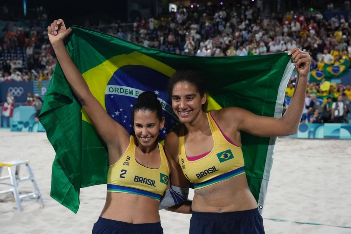 Ana Patrícia e Duda foram campeãs olímpicas no vôlei de praia sobre a dupla do Canadá nos Jogos de Paris por Vitor Jubini