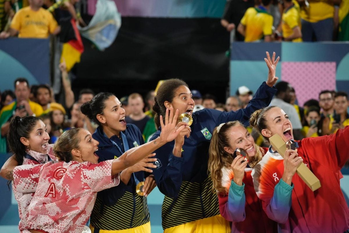 Ana Patrícia e Duda foram campeãs olímpicas no vôlei de praia sobre a dupla do Canadá nos Jogos de Paris por Vitor Jubini