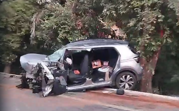 Carro bate em árvore e motorista fica ferido em São Gabriel da Palha