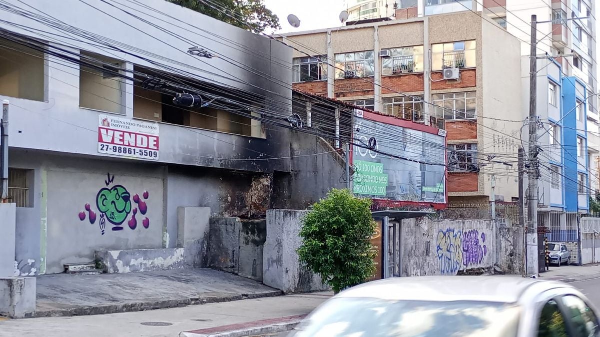 Casa abandonada pega fogo em Vitória