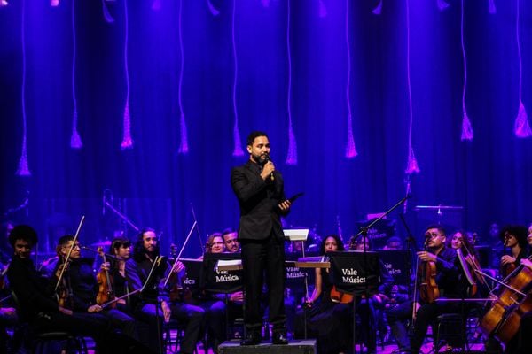 Maestro Lucas Anizio regendo a Orquestra Jovem Vale Musica