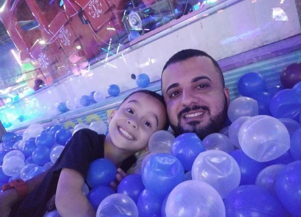O caminhoneiro Rafael Ramos e o filho Bernardo, de 7 anos