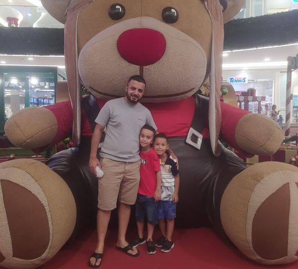 O caminhoneiro Rafael Ramos e os filhos