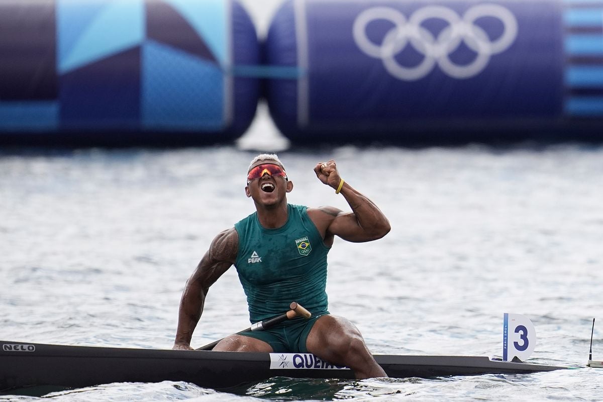  Isaquias Queiroz celebra a conquista da medalha de prata no C1 1000m 