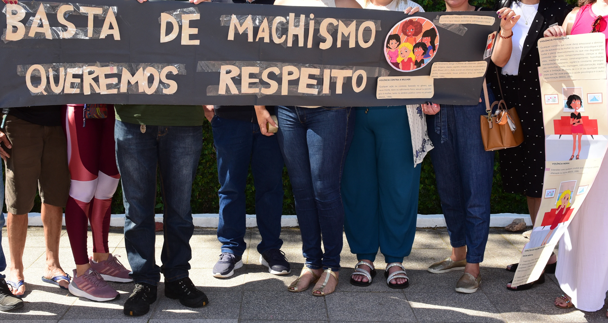 Imagem mostra pais protestando na quinta-feira (8) em frente ao Salesiano de Jardim Camburi por causa de bullying contra as filhas