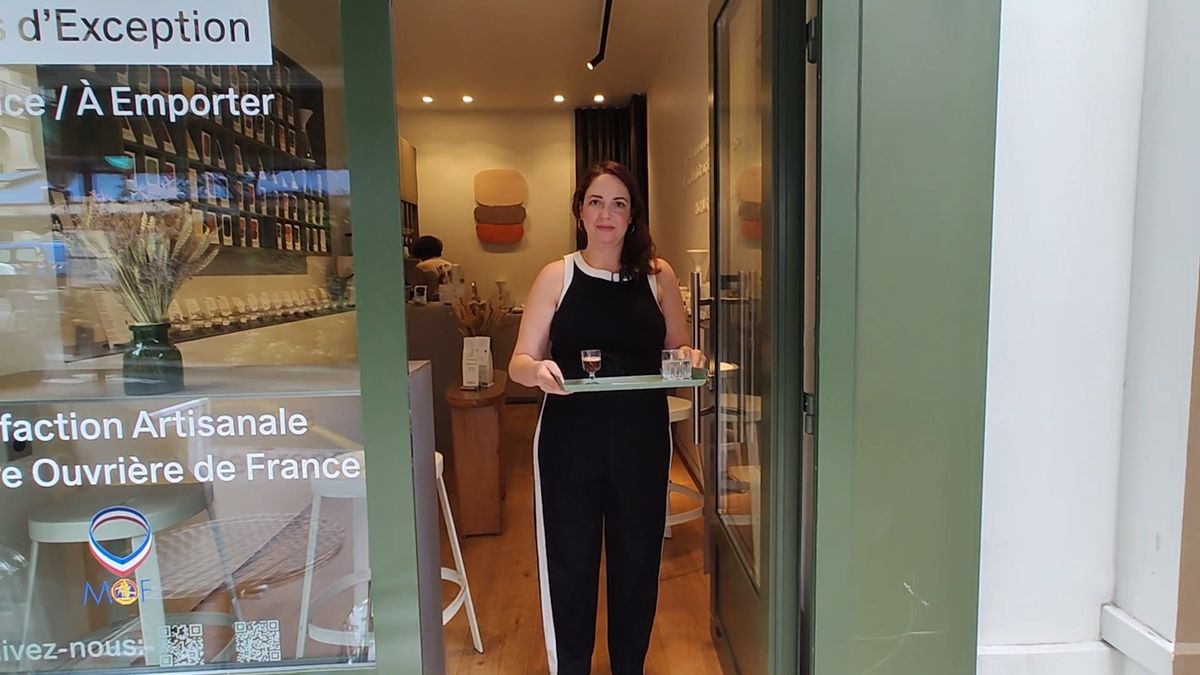  Daniela Capuano vende café capixaba em Paris, França por Vitor Jubini