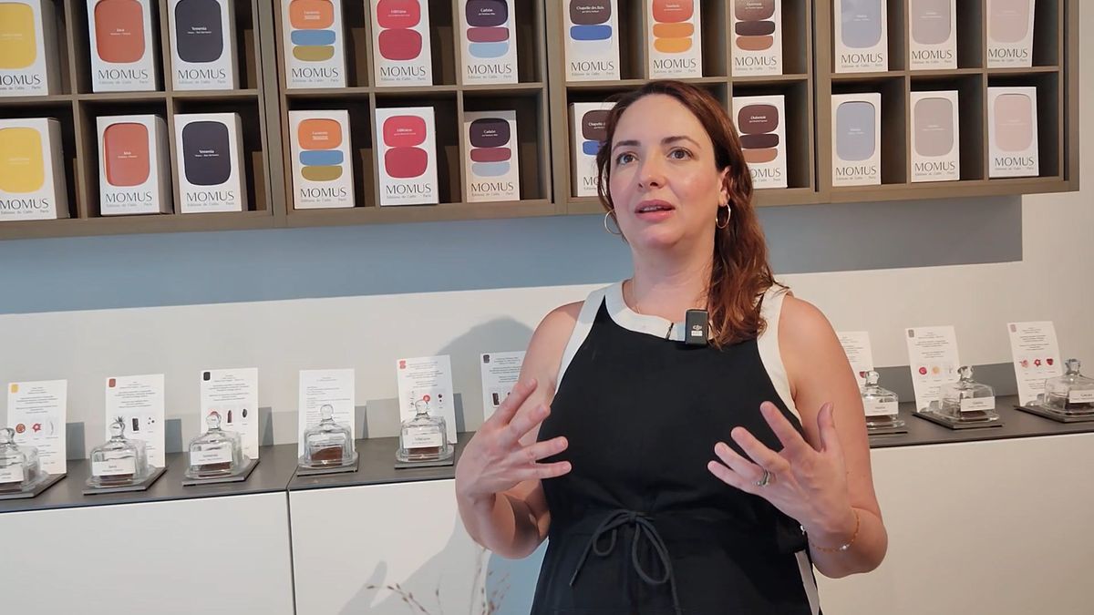  Daniela Capuano vende café capixaba em Paris, França por Vitor Jubini
