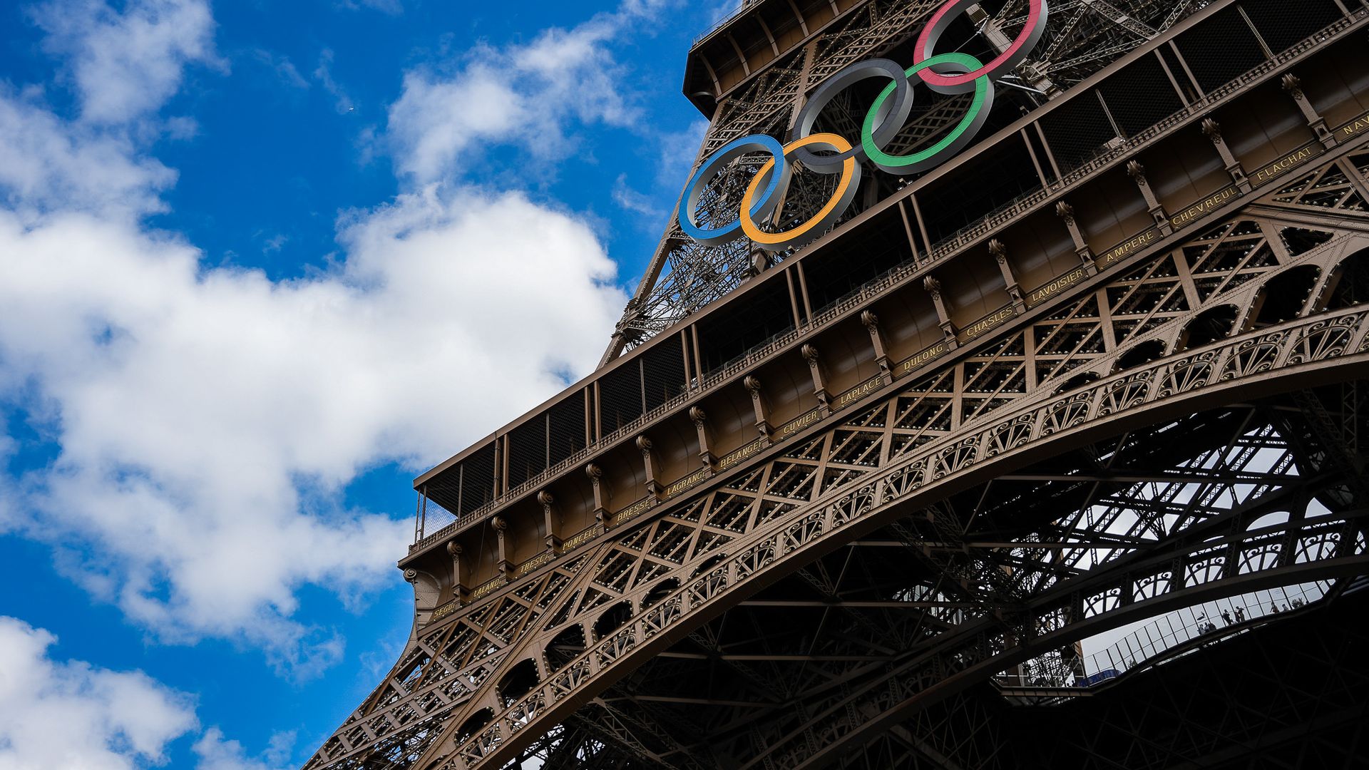 Arcos olímpicos na Torre Eiffel