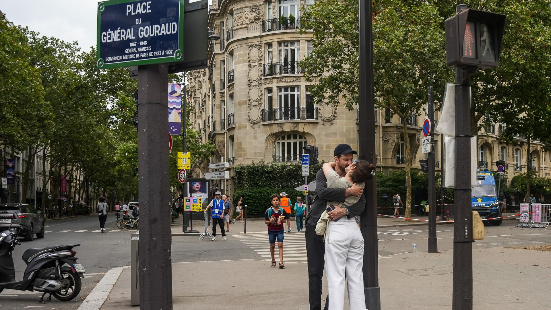 Cena romântica registrada pelas ruas de Paris.