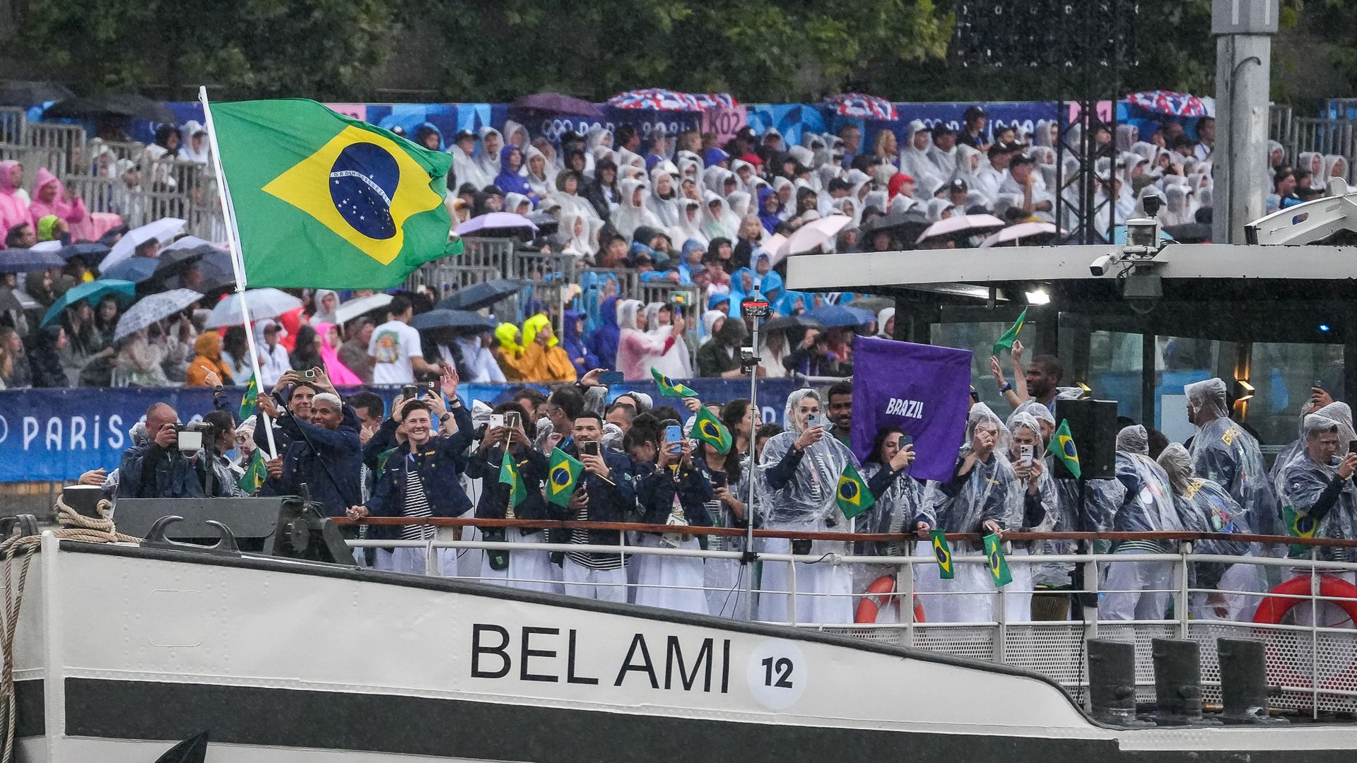 Embarcação com a delegação brasileira durante Cerimônia de Abertura das olimpíadas de Paris