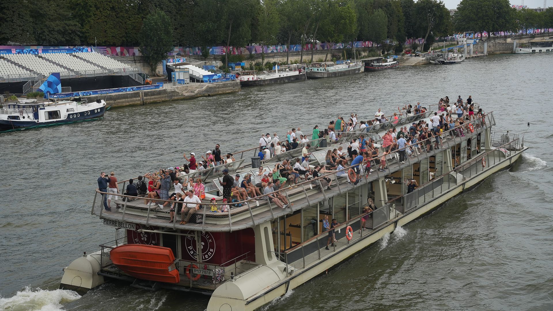 Embarcação navega pelo Rio Sena. Qualidade da água foi tema de debate dos jogos de Paris