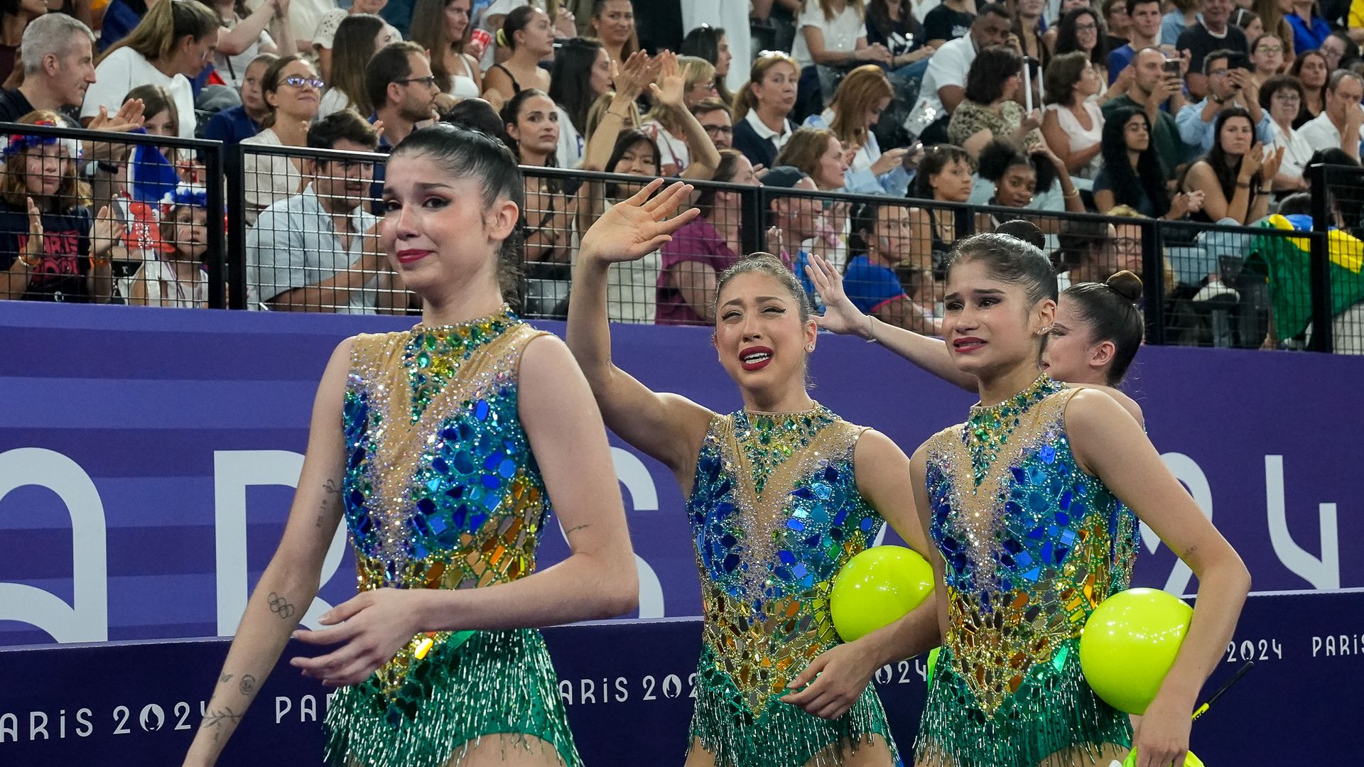 Equipe de ginástica artística após apresentação na Arena La Chapelle