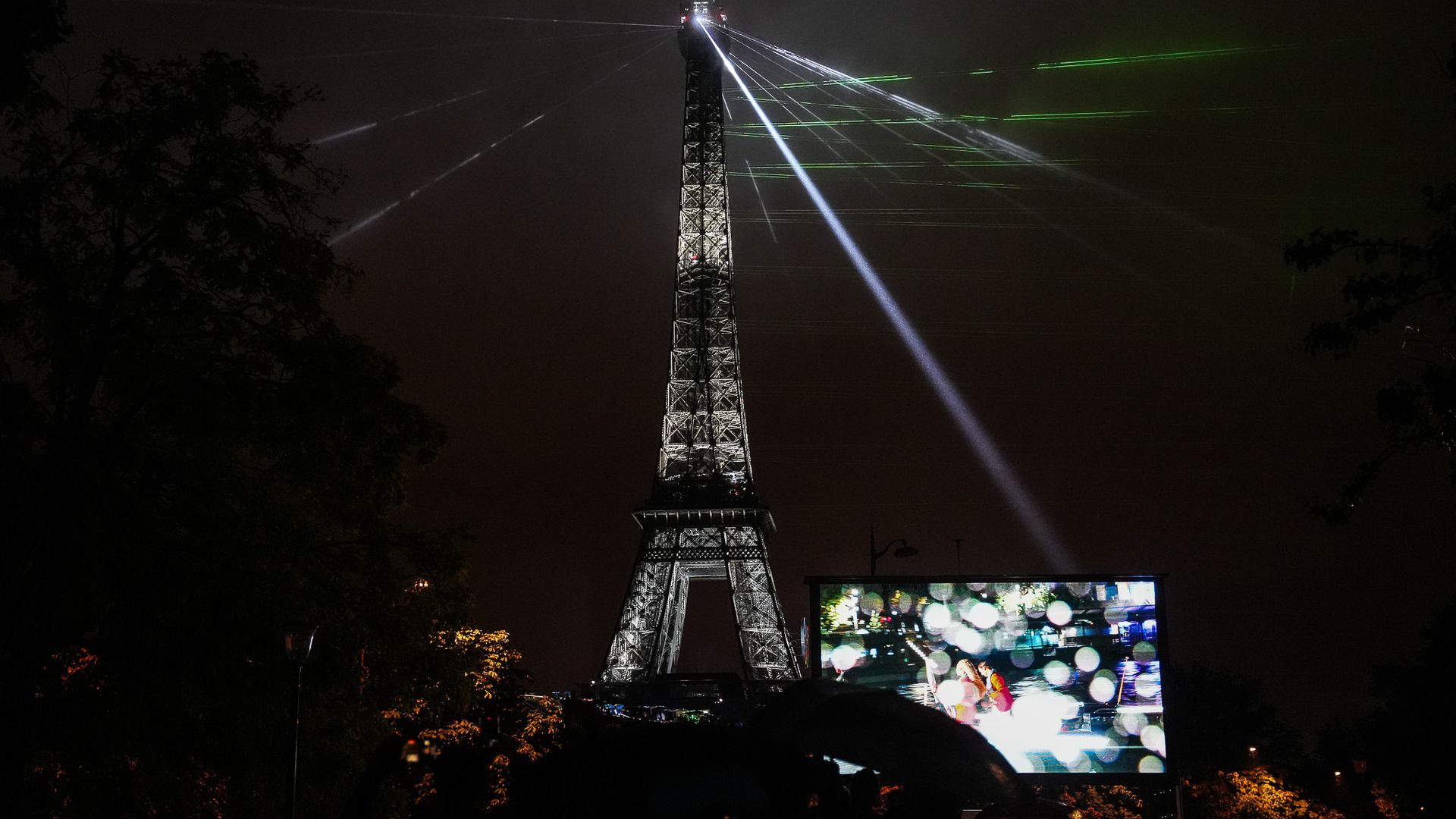 Torre Eiffel iluminada durante Cerimônia de Abertura das Olimpíadas de Paris