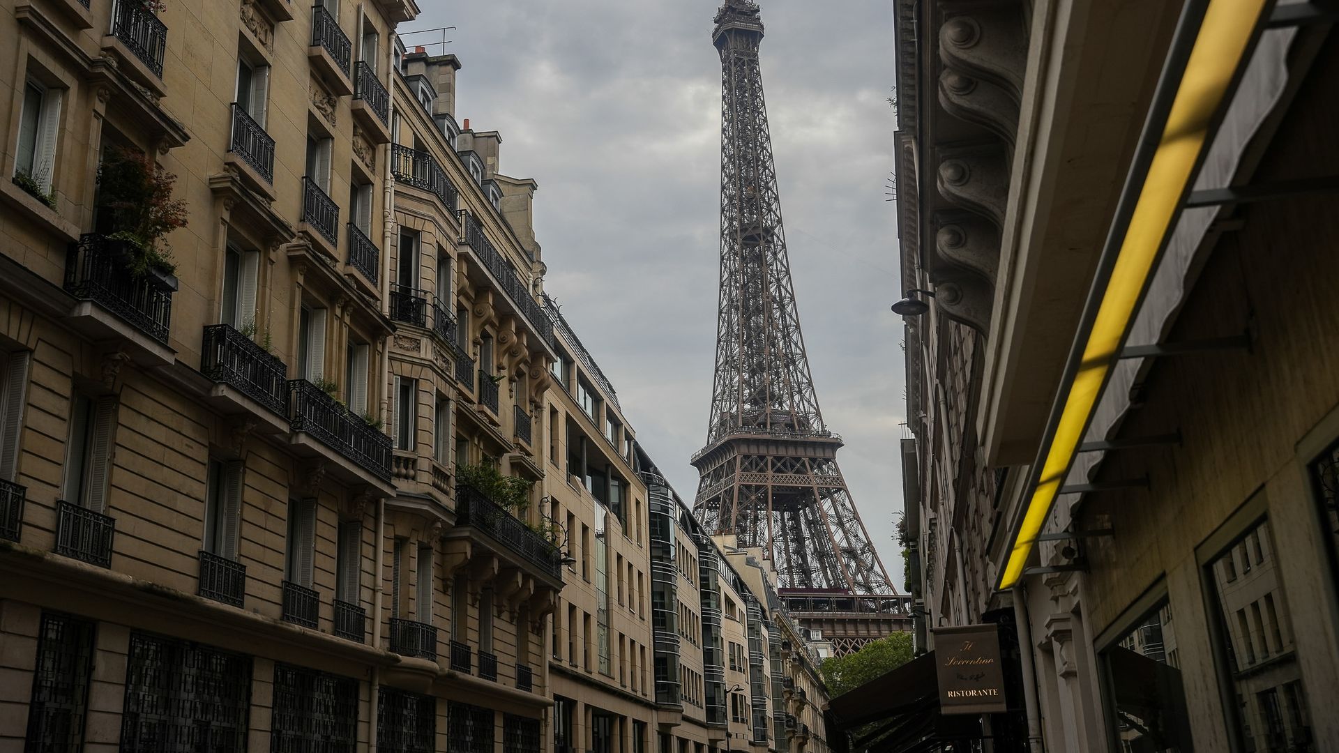 Torre Eiffel vista de rua em Paris. 