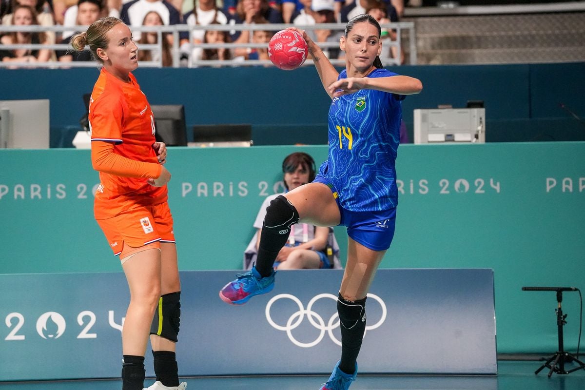 A capixaba Ana Cláudia Bolzan em ação contra seleção Holandesa de handebol