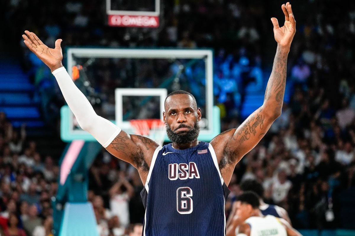 Le Bron James, astro da NBA em jogo contra seleção brasileira de Basquete