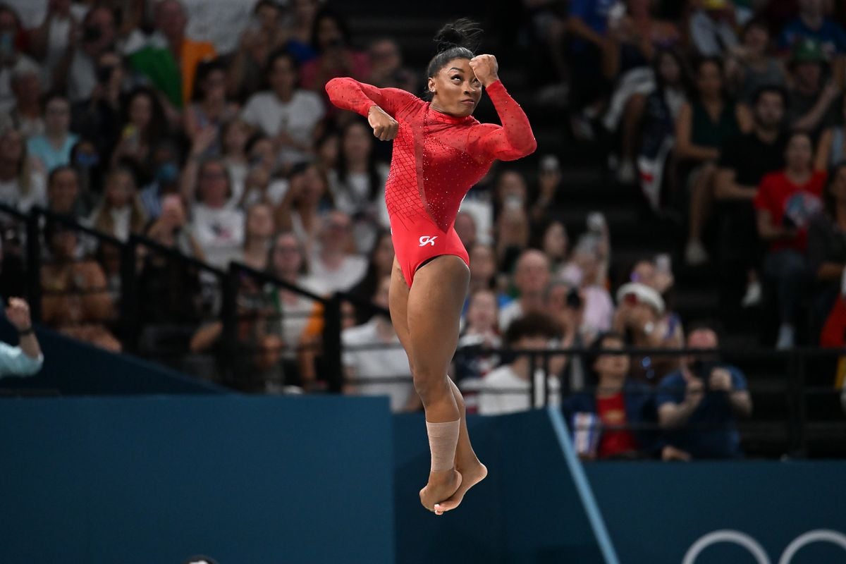 Simone Biles durante apresentação no salto