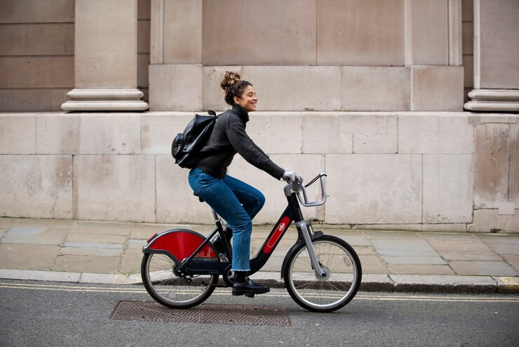 Uma bicicleta elétrica pode ser a solução perfeita entre praticidade e mobilidade. Crédito: Divulgação