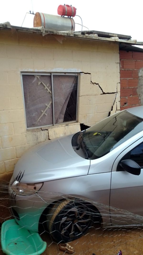 Carro perde controle e atinge casa em Colatina por Leitor de A Gazeta