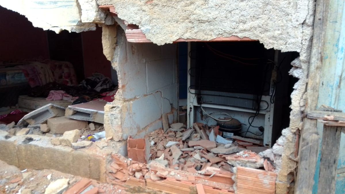 Carro perde controle e atinge casa em Colatina por Leitor de A Gazeta