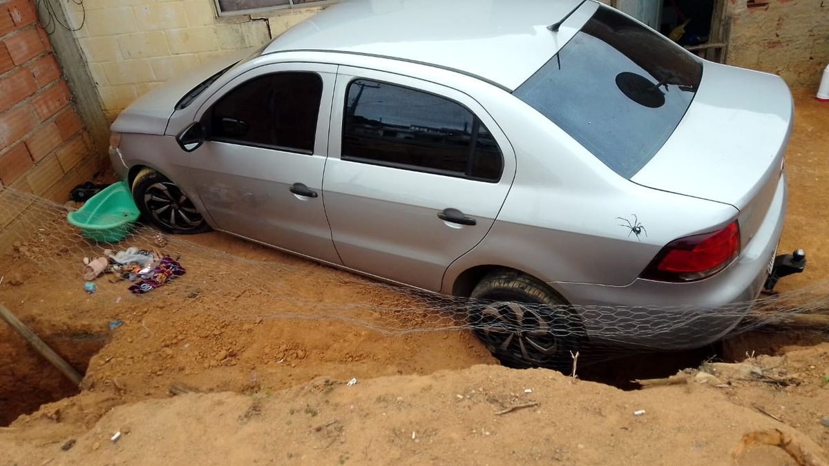 Carro perde controle e atinge casa em Colatina por Leitor de A Gazeta