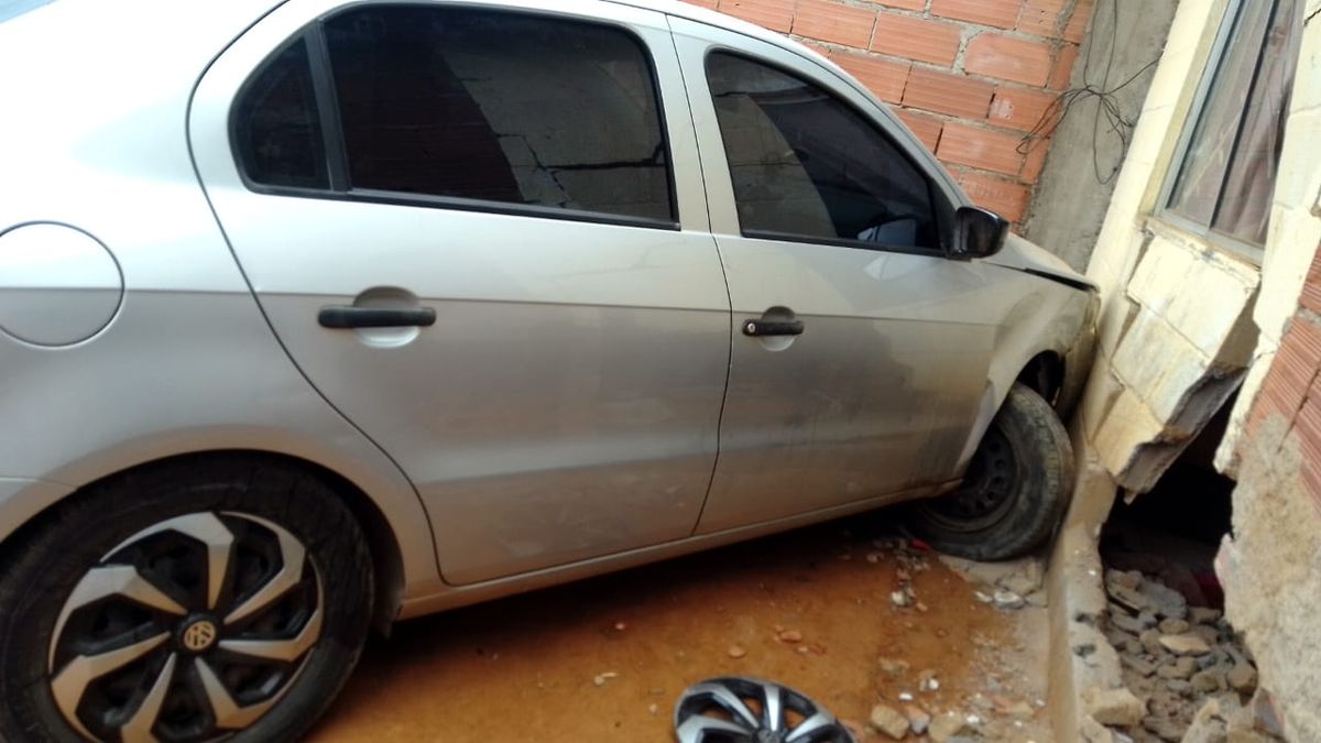 Carro perde controle e atinge casa em Colatina