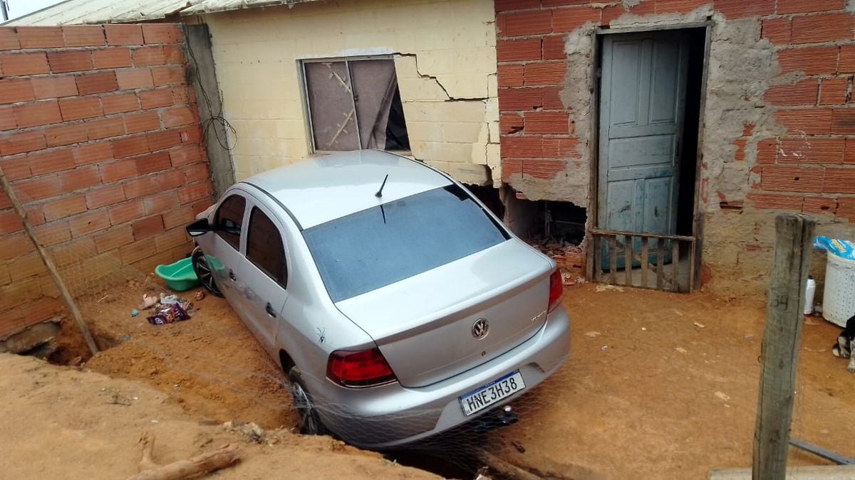 Carro perde controle e atinge casa em Colatina por Leitor de A Gazeta