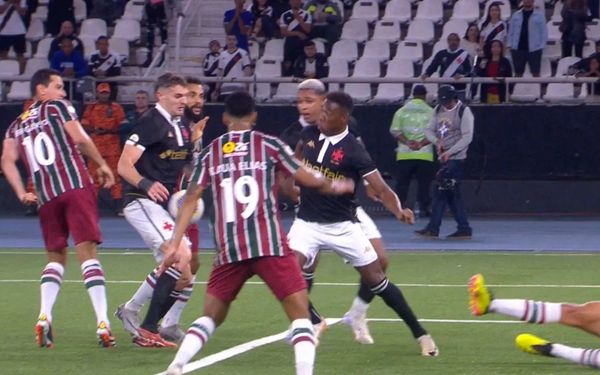 O gol marcado por Vegetti foi cercado de reclamações por parte do Fluminense