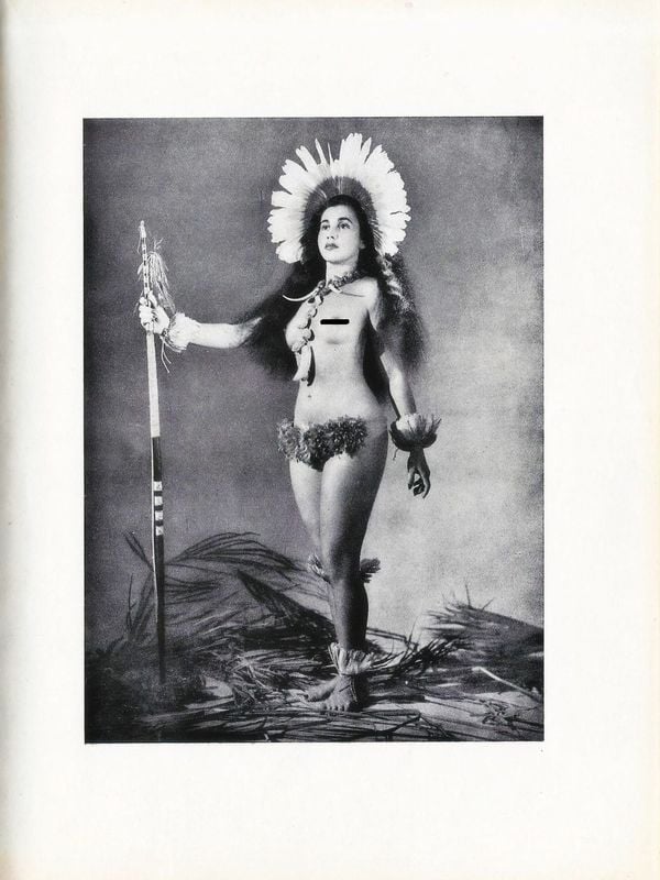 Luz del Fuego se fantasiava com epnas e plumas 