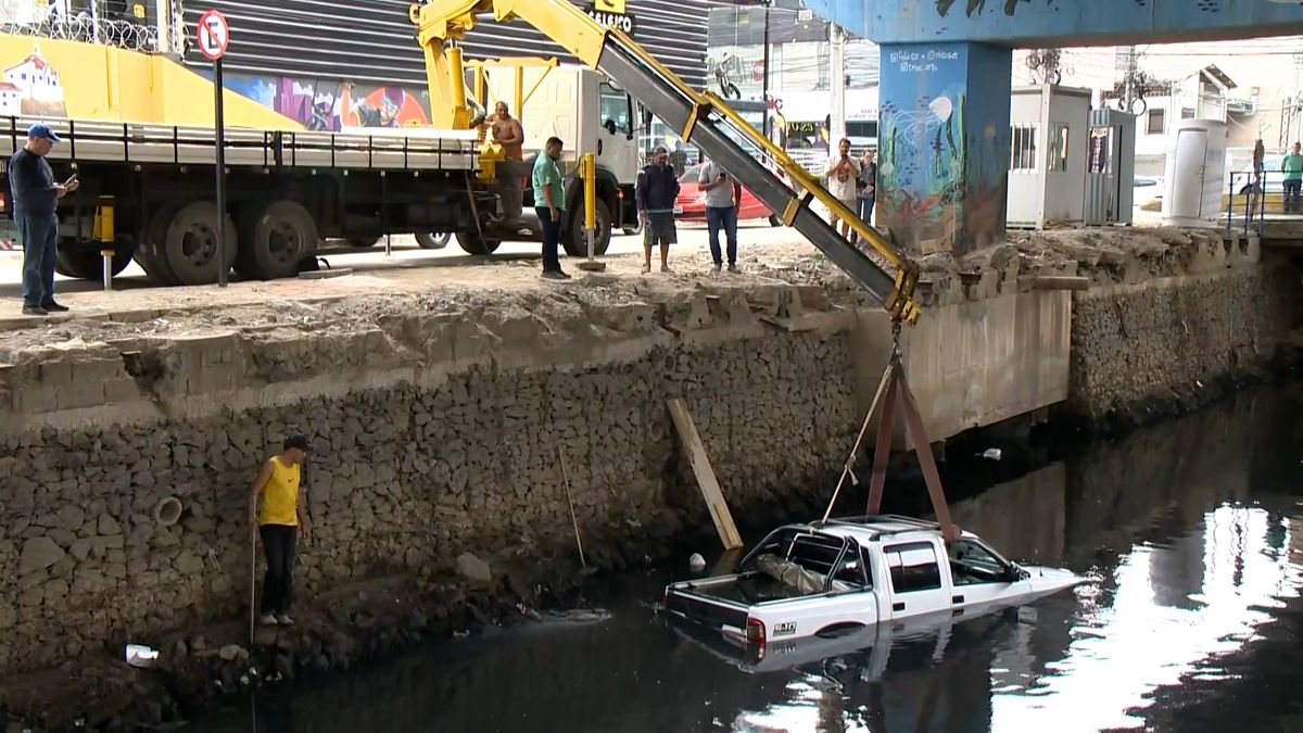 Caminhonete cai em valão em Vila Velha por Archimedis Patrício