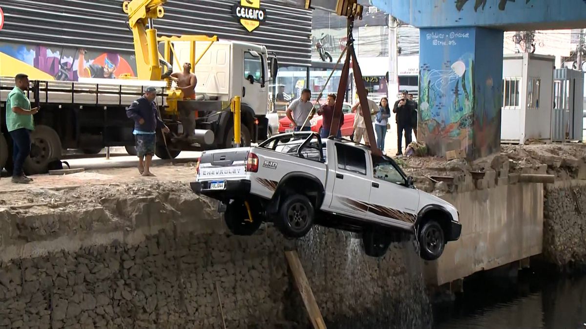 Caminhonete cai em valão em Vila Velha por Archimedis Patrício