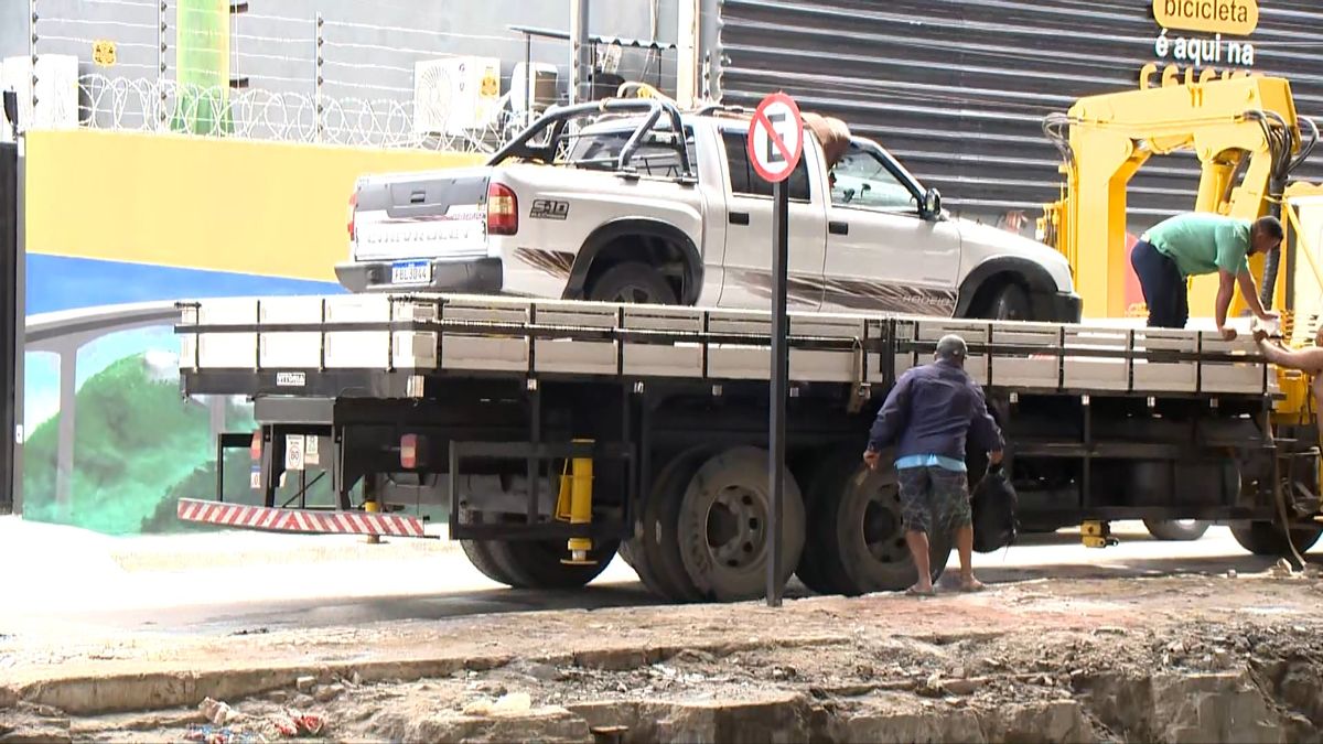 Caminhonete cai em valão em Vila Velha por Archimedis Patrício