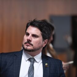 Em decisão, Ministro justificou que senador, ao viajar para os Estados Unidos, descumpriu medidas cautelares impostas anteriormente pela Corte