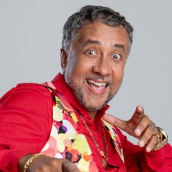 Paulinho Gogó em seu novo show de humor, "Só e Bem Acompanhado"