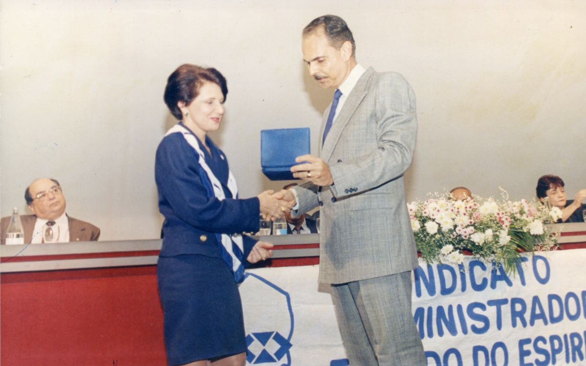 Maria Alice Lindenberg recebendo homenagem do Sindicato dos Administradores