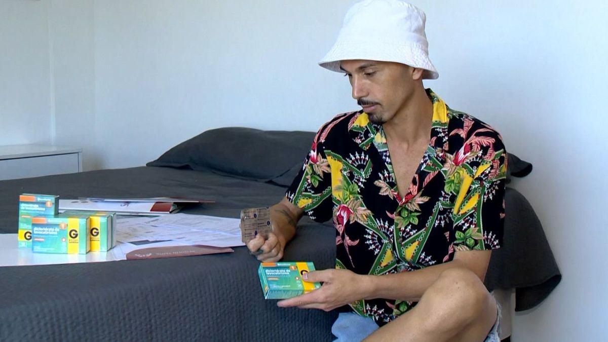 O cabeleireiro toma um remédio 4 vezes ao dia e passa cremes pelo corpo